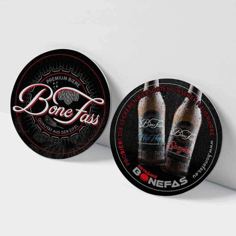 zwei runde Bierdeckel der Marke BoneFass mit Hopfenmotiv, Flaschenabbildung und Slogan „Qualität aus der Eifel“