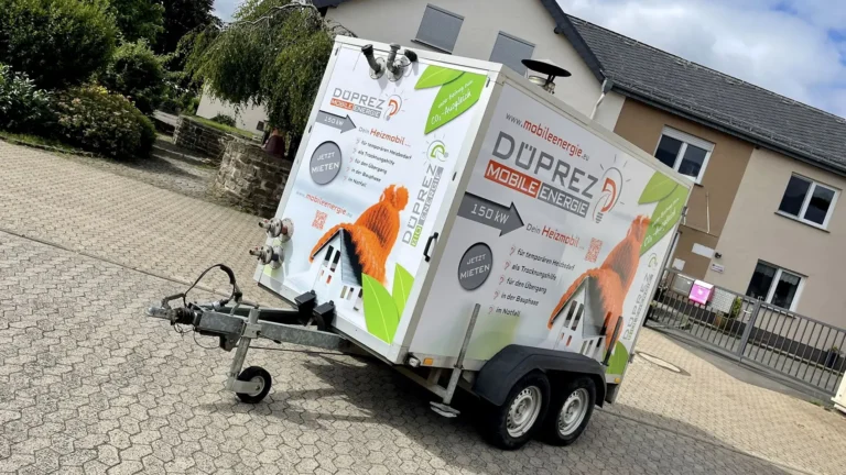Mobiler Heizanhänger von DÜPREZ Mobile Energie mit Werbegrafik und Informationen zum Mietangebot