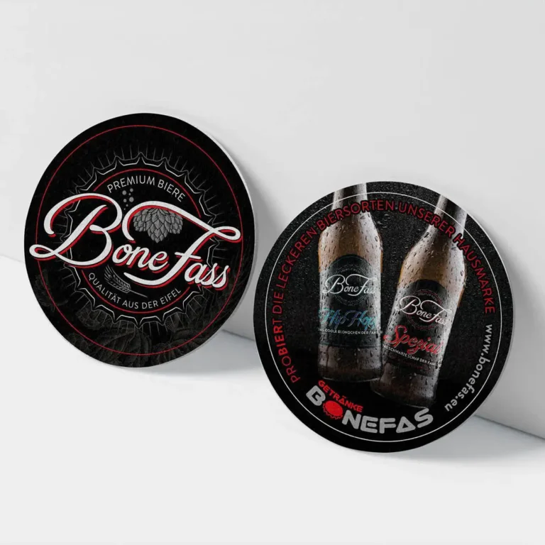 zwei runde Bierdeckel der Marke BoneFass mit Hopfenmotiv, Flaschenabbildung und Slogan „Qualität aus der Eifel“